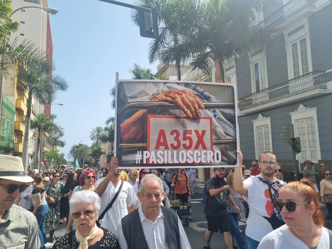 La &#039;marea blanca&#039; recorre la capital grancanaria
