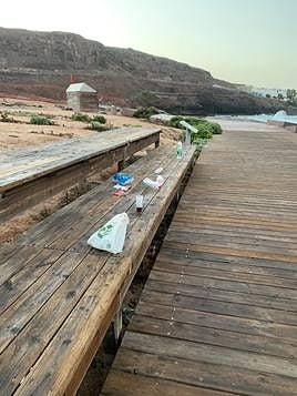 La basura se amontona en El Confital