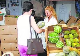 ortalizas, frutas y quesos en un puesto del Mercado Agrícola de la Granja Experimental de Arucas.