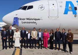 Autoridades, representantes empresariales y miembros de la FCM, junto al avión de Manrique.