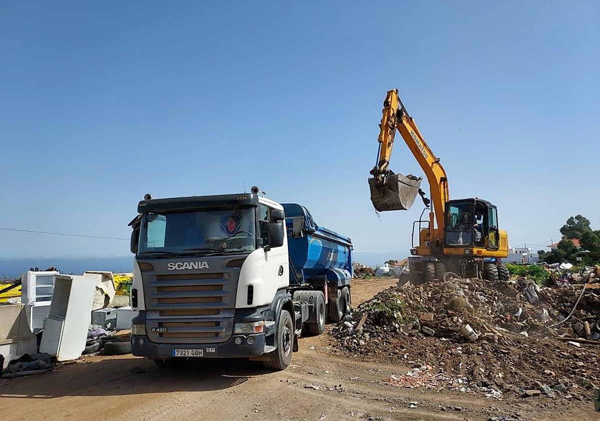 Imagen de los trabajos de retirada de los residuos.