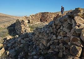 El historiador Francisco Cerdeña, en el corral del concejo de Virama, en el Valle de Santa Inés, en el municipio de Betancuria.
