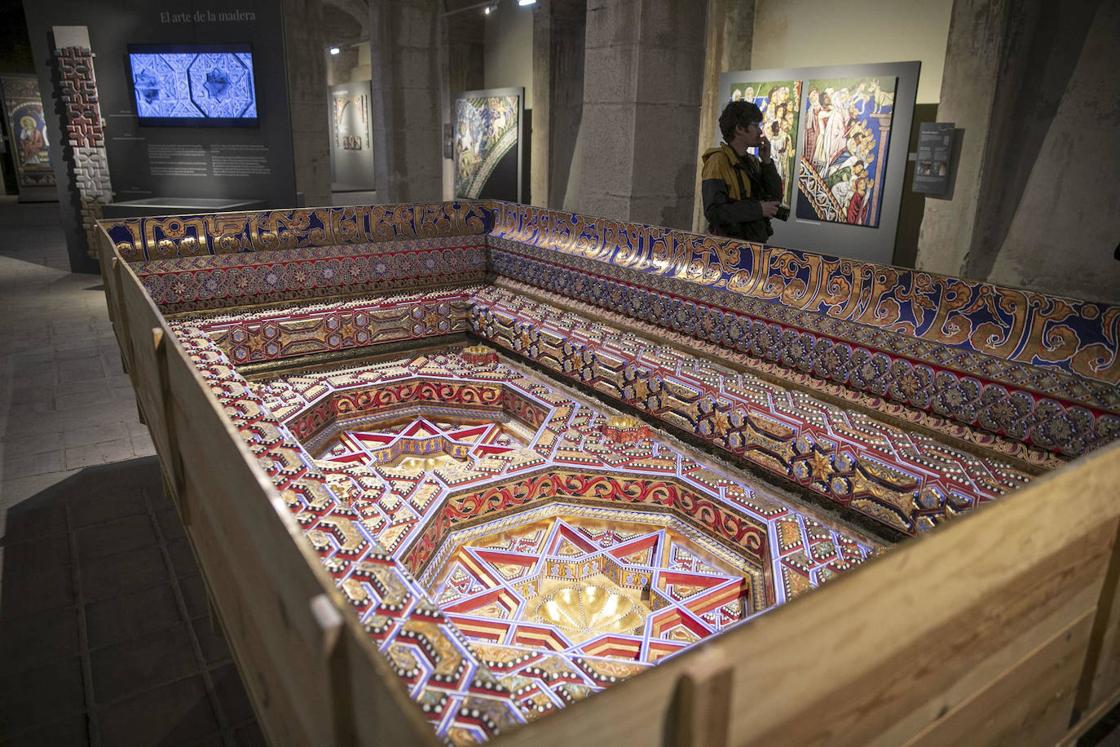 Presentación de la exposición «Sigena Mágica. El sueño hecho realidad», que recrea a partir de fotografías antiguas las pinturas y artesonados que se perdieron en el Monasterio de Sigena tras el incendio que lo arrasó en la guerra civil española. La muestra puede contemplarse en los antiguos depósitos de agua del parque Pignatelli de Zaragoza hasta el 11 de junio.