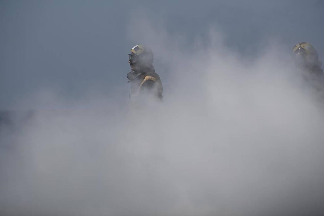 Personal de la tripulación de la cubierta de vuelo envuelto en vapor de la catapulta de lanzamiento en la cubierta de vuelo del portaaviones de propulsión nuclear de la Marina de los EE. UU. 'USS Nimitz' (CVN-68 ), frente a las costas de Busan, Corea del Sur. Las Armadas de Corea del Sur y de los Estados Unidos unen fuerzas en el ejercicio naval 'Ssangyong' hasta el 3 de abril como parte del ejercicio militar conjunto 'Freedom Shield'. 