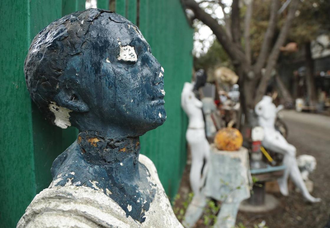 Antiguos maniquíes y esculturas se almacenan en los terrenos de Georgian Film studio en Tbilisi, Georgia, el 27 de marzo de 2023. Georgian Film fue fundada en 1921, lo que la convierte en uno de los estudios de cine más antiguos en el mundo.