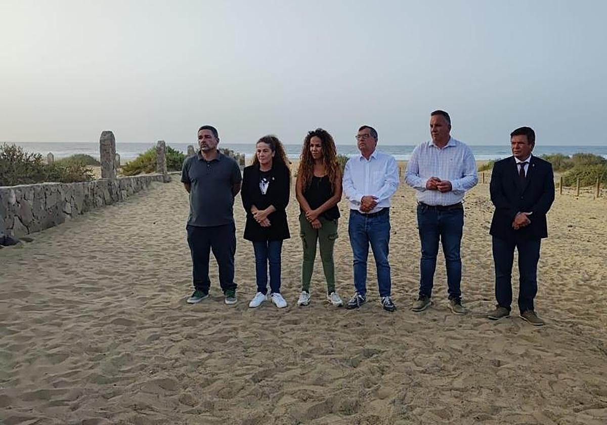 El alcalde Pedro Armas y el resto de miembros del Ayuntamiento y el Cabildo, en el cierre de actos por los 200 años de Cofete.