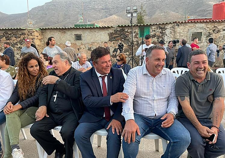 Imagen principal - Flores y charla sobre Winter para finalizar los 200 años de Cofete