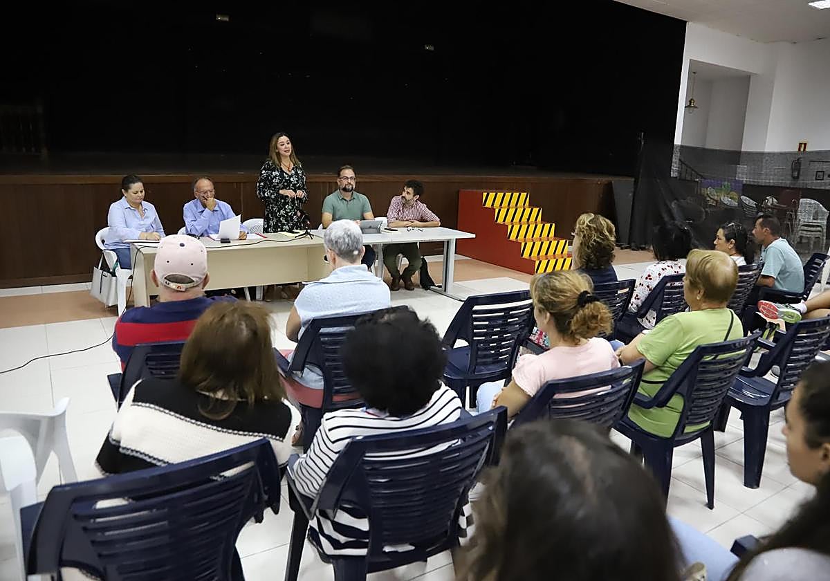 Autoridades con vecinos de Valterra.