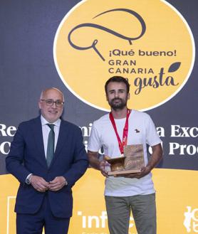 Imagen secundaria 2 - Carmelo Florido, Carmelo de La Trastienda de Chago y Borja Marrero, reciben el premio de la mano de Antonio Morales