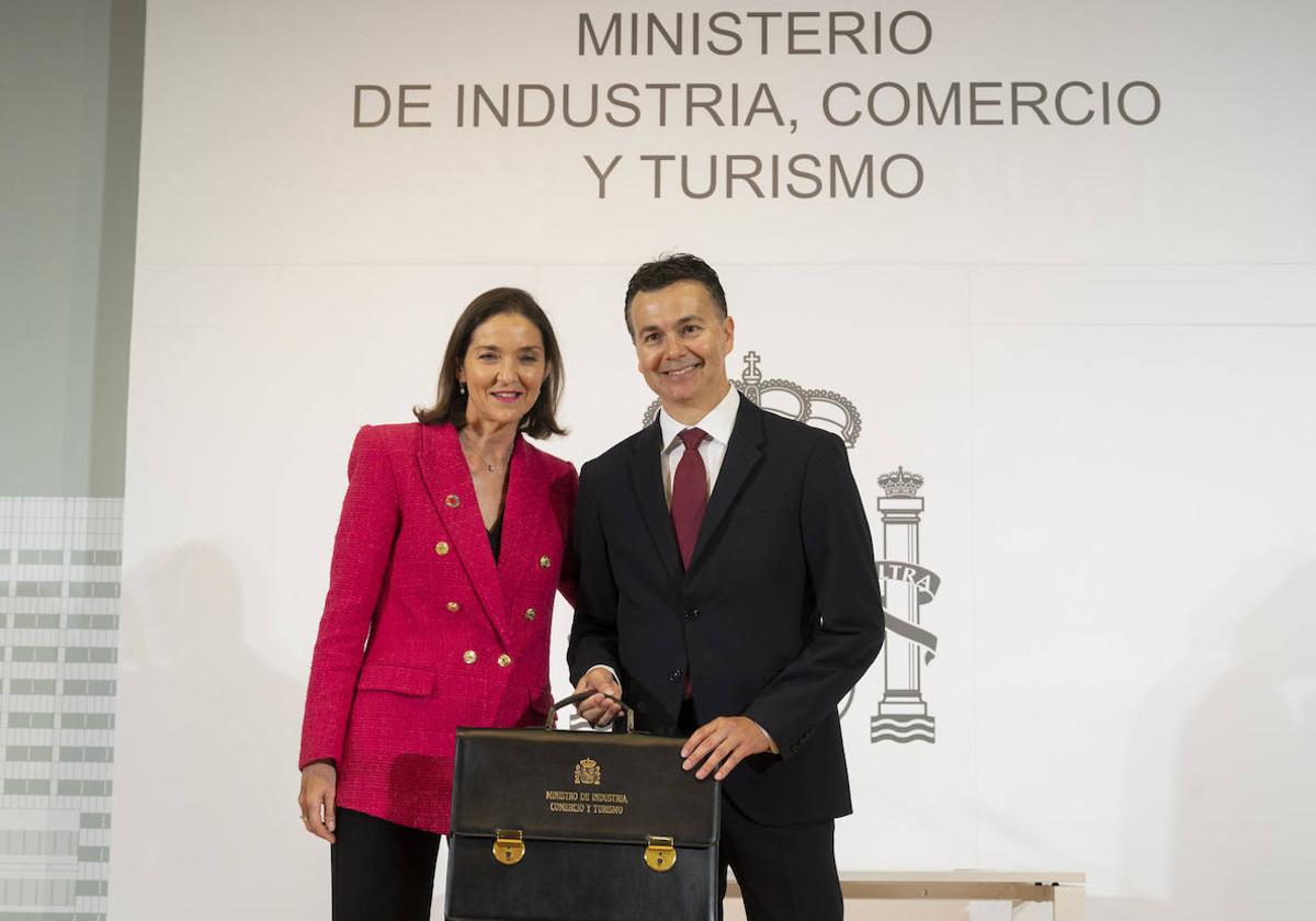 Toma de posesión del nuevo ministro de Turismo, Héctor Gómez
