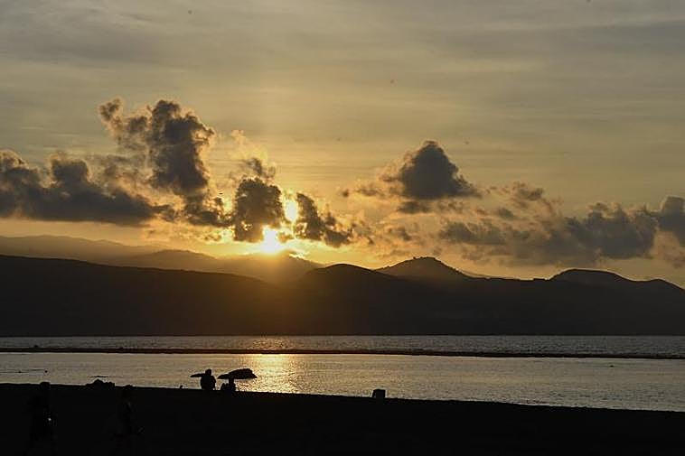 Atardecer en la playa de Las Canteras, en una imagen de archivo.
