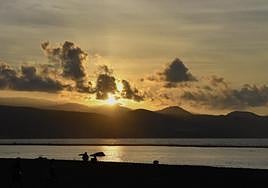 Atardecer en la playa de Las Canteras, en una imagen de archivo.