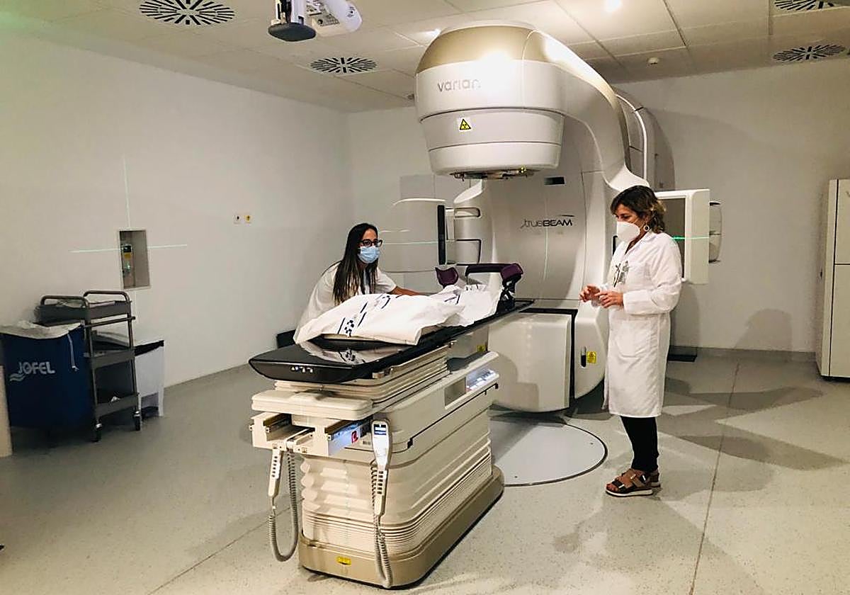 Parte del equipo sanitario de la unidad oncológica, con el acelerador lineal.