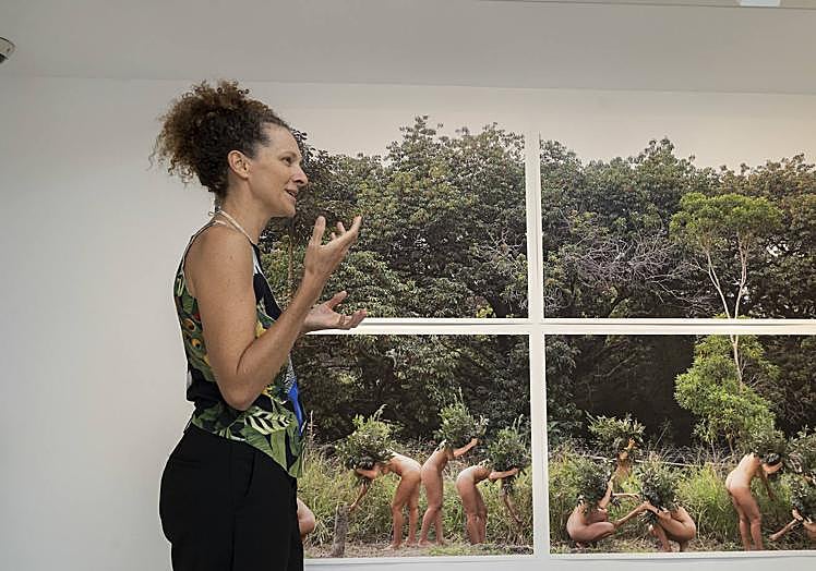 Paula Scamparini, junto a una de sus piezas.