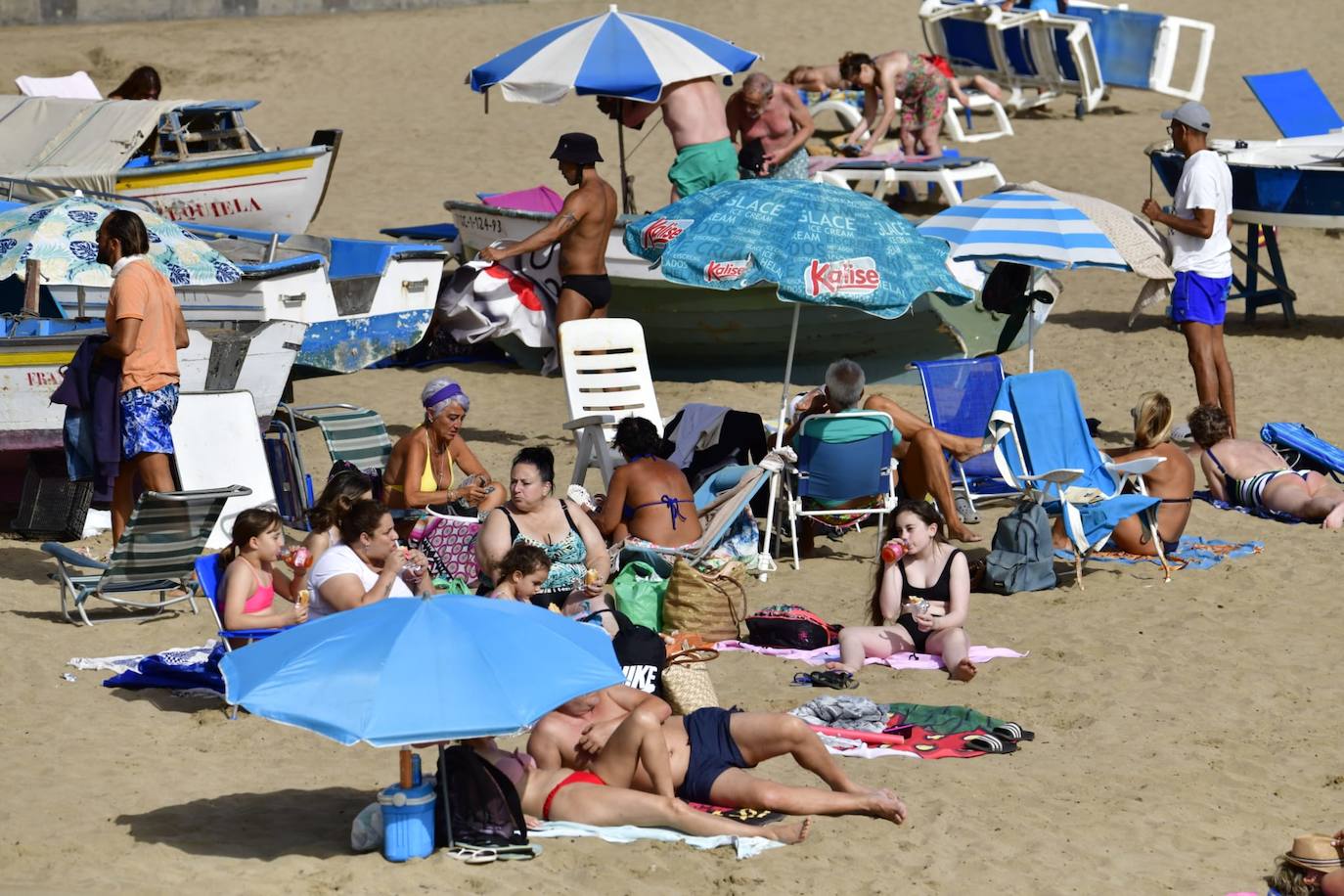 Las altas temperaturas llenan de gente la playa de Las Canteras