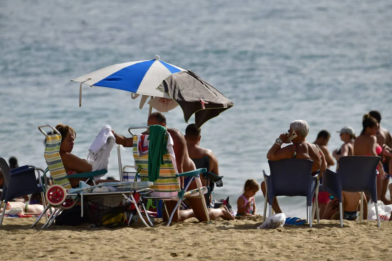 Las altas temperaturas llenan de gente la playa de Las Canteras