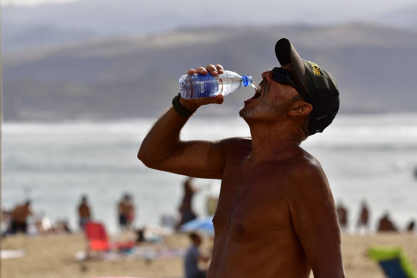 Las altas temperaturas llenan de gente la playa de Las Canteras