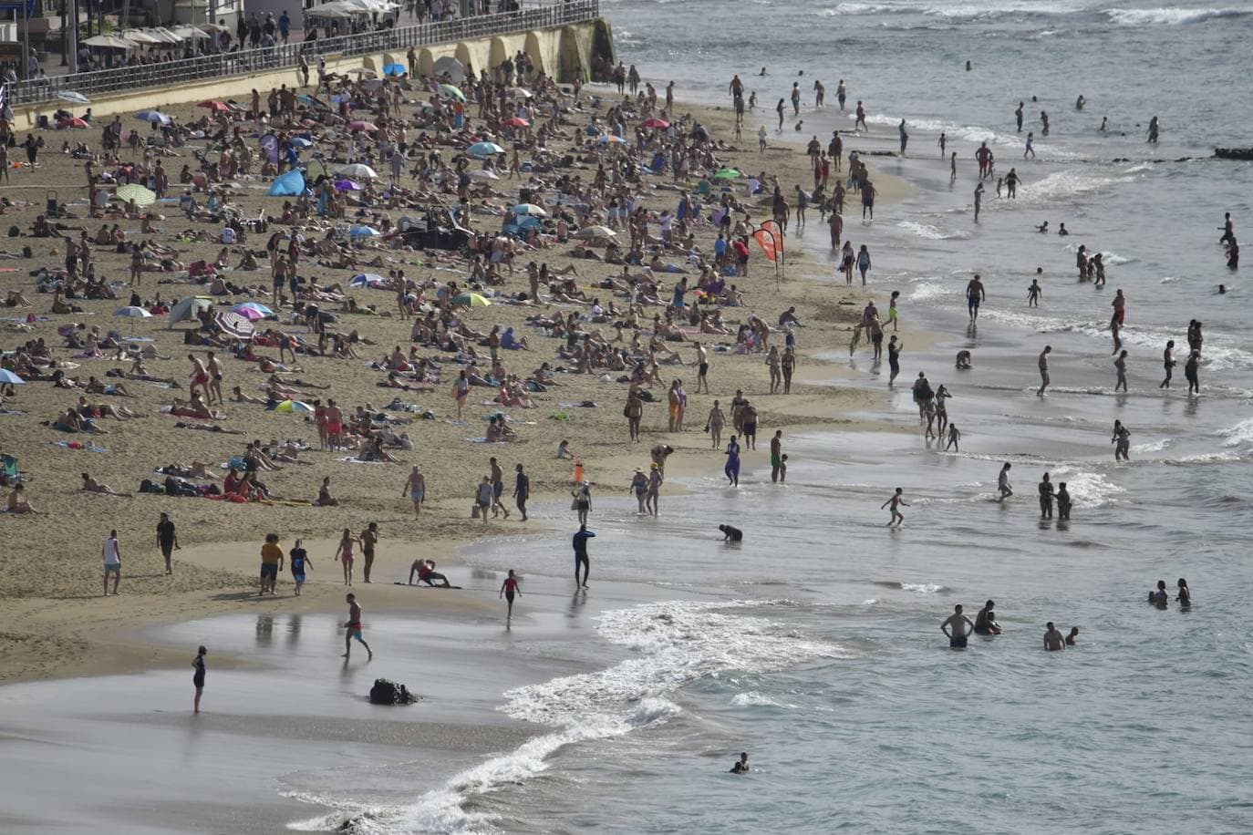 Las altas temperaturas llenan de gente la playa de Las Canteras