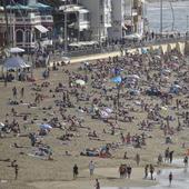 Las altas temperaturas llenan de gente la playa de Las Canteras