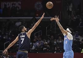 Aldama, defendiendo.