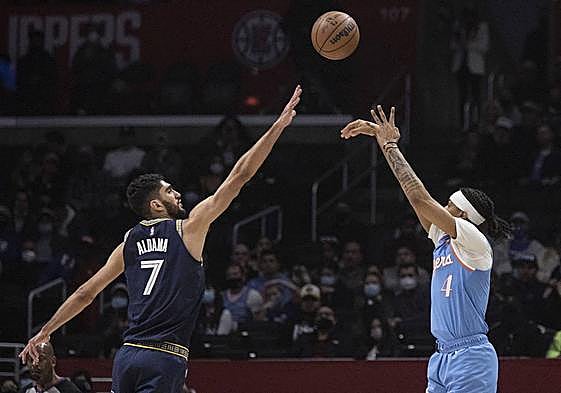 Aldama, defendiendo.