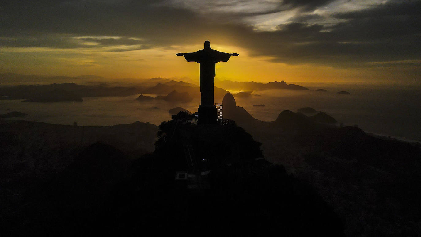 Vista del Cristo Redentor durante el amanecer en Río de Janeiro (Brasil).
