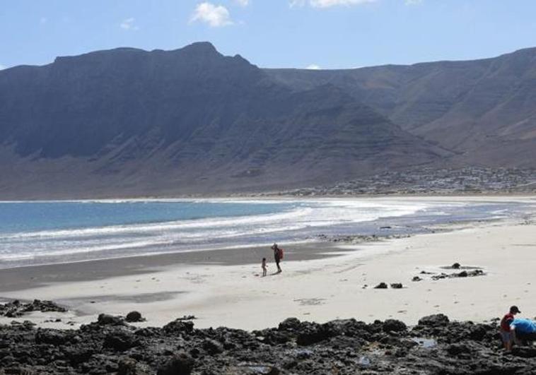 Fallece un surfista en la playa de Famara
