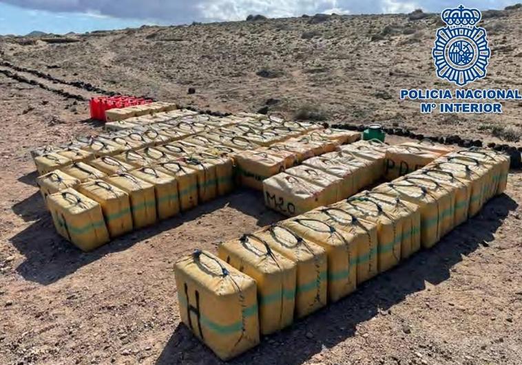 Cuatro detenidos por descargar fardos de hachís en Tufia