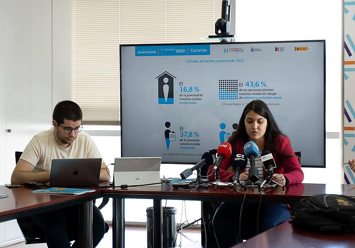 A la derecha, la presidenta del Consejo de la Juventud de Canarias, Brenda Rivero