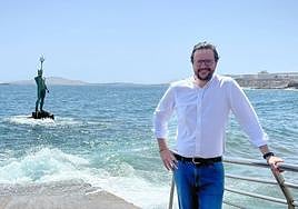 Imagen de Sergio Ramos, candidato del PP en Telde, en la playa de Melenara.