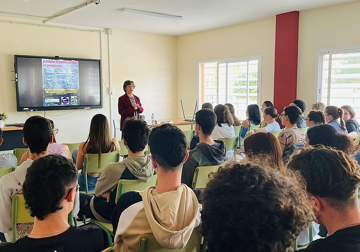 Pino Sosa, víctima del franquismo, dando su charla esta semana.