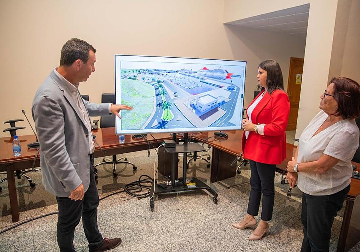 El viceconsejero Gustavo Santana explica a la alcaldesa Esther Hernández y a la primera teniente de alcaldesa Rita Díaz los detalles del proyecto de ampliacion del muelle del sur.