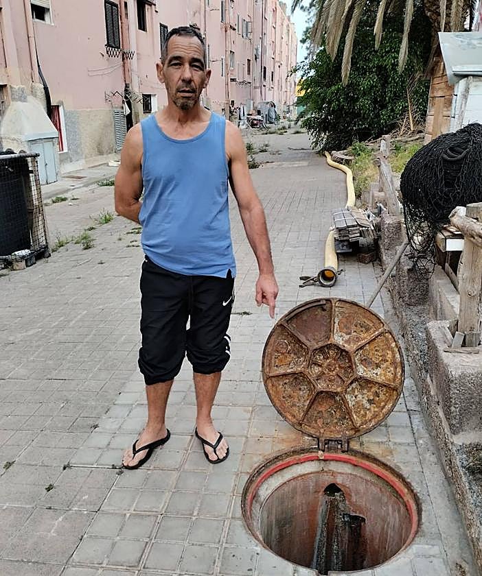 Rafael González muestra la alcantarilla que afecta a su vivienda.