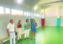 Un momento de la visita al gimnasio del colegio de El Cardón.