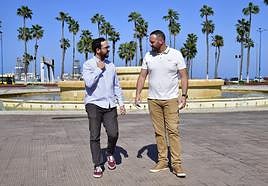 Carlos Carrión, a la izquierda, y Samuel González, en la Fuente Luminosa de Las Palmas de Gran Canaria.