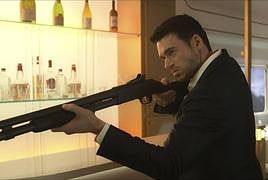 Richard Madden es el protagonista masculino.