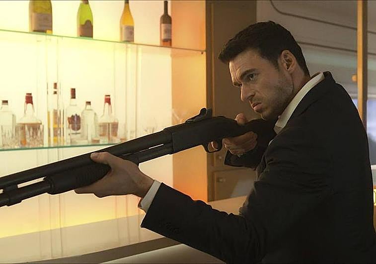 Richard Madden es el protagonista masculino.