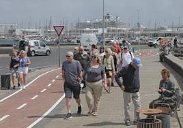 Cruceristas días atrás paseando por Arrecife.