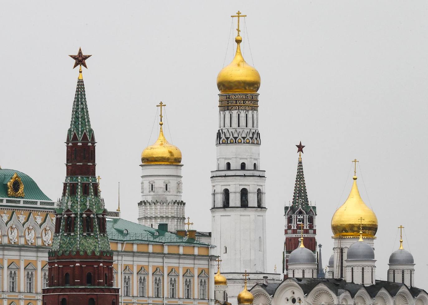 Una vista de la torre Moskvoretskaya del Kremlin de Moscú (L), el Campanario de Iván el Grande (C) y la Catedral del Arcángel (R) en Moscú, Rusia.