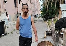 Rafael González muestra la alcantarilla que afecta a su vivienda.