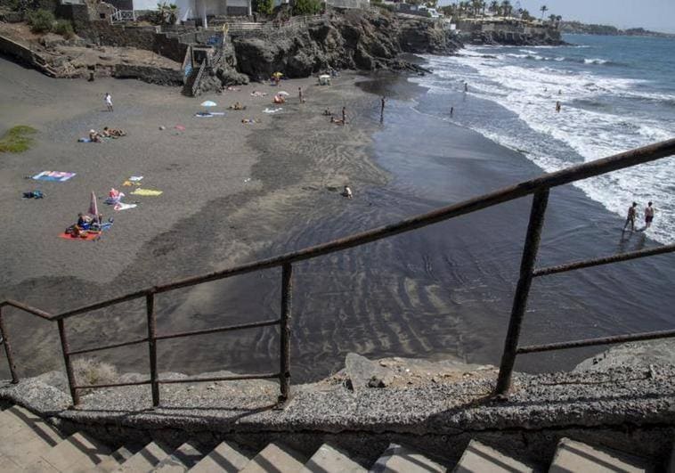 La escaleras de la playa del Pirata, en mal estado.