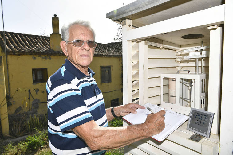 Carlos Hernández acude cada día a la estación para tomar nota de los datos del día.