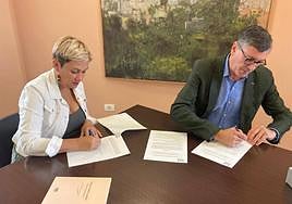 La alcaldesa, Ana Hernández, y el representante de la familia, Bartolomé Domínguez.