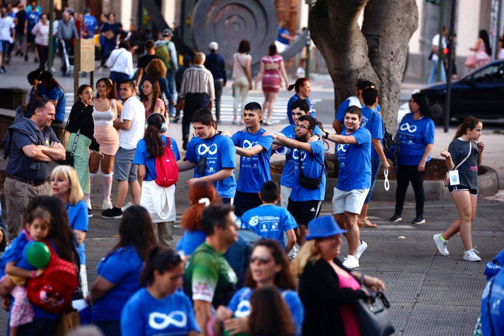 Marcha azul para concienciar sobre el autismo