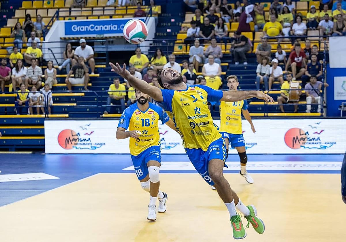 Brandon Rattray trata de palmear la pelota con Martín Ramos siguiendo la acción de cerca.