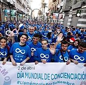 Una marcha azul sale a las calles para combatir la ignorancia sobre el autismo