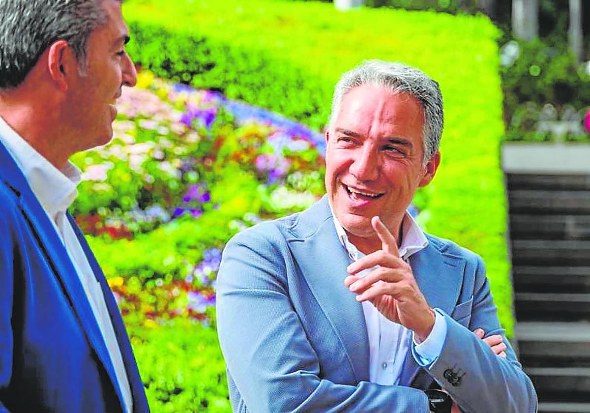 Elías Bendodo (a la derecha), junto a Manuel Domínguez el pasado viernes en la capital tinerfeña.