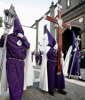 Imagen secundaria 2 - Solemnidad, cánticos y aplausos con el Cristo y la Esperanza en Vegueta