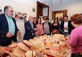 Momento de la apertura del nuevo centro dedicado a la artesanía.