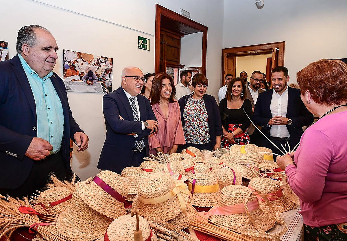 Momento de la apertura del nuevo centro dedicado a la artesanía.
